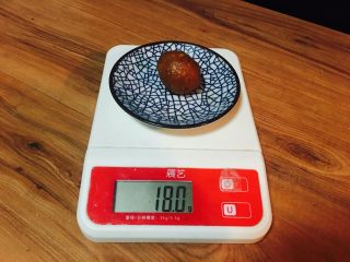 10、咸蛋黄肉松网红青团,18克到20克的馅。后来家人们探讨，说30克外皮太小，我增加到35克外皮，20克馅。