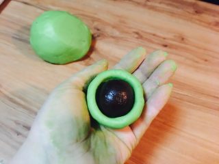 11、咸蛋黄肉松网红青团,把称好的外皮，像包汤圆那般，弄个空心的，用手指捏着，不停的转，看图就懂哈。放入馅。