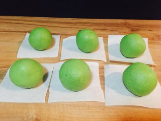 13、咸蛋黄肉松网红青团,搓好的，放油纸上。事先刷点油，更防粘。