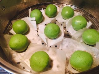 15、咸蛋黄肉松网红青团,水开后，放入蒸锅。十分钟，生怕忘记，弄个定时钟。