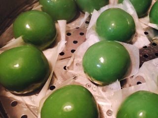 16、咸蛋黄肉松网红青团,蒸出来的青团，很漂亮吧。