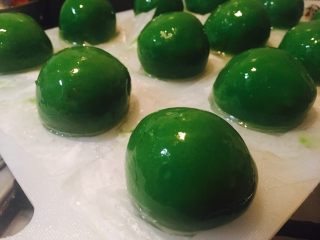 17、咸蛋黄肉松网红青团,外表刷一层油，每个角落都要刷到，防粘。