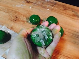 19、咸蛋黄肉松网红青团,包起来装盒。