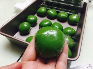 20、咸蛋黄肉松网红青团,这是包好的正面图，很漂亮吧，漂亮的还在后面呢。