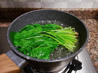 2、菠菜鸡蛋羹,烧一锅水，放入菠菜煮开焯水后捞出沥干水分。