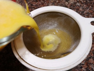 8、菠菜鸡蛋羹,用漏筛过滤几次直至没有小泡。
