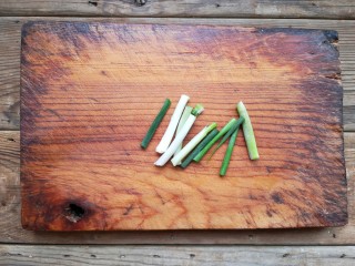 4、尖椒肥肠,葱切段。