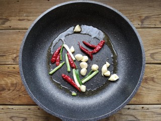 8、尖椒肥肠,锅中热油，放入葱蒜干辣椒爆香。