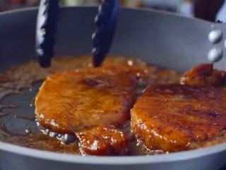 4、越南三明治,猪肉放至油锅里煎至两面金黄，加入酱料