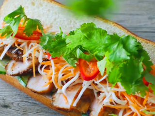 7、越南三明治,8.猪肉切片，放在黄瓜上，再放上萝卜丝和红辣椒，加入香菜，好了，越南三明治做好了