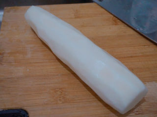 2、萝卜炖鸭肉,1条削皮的萝卜