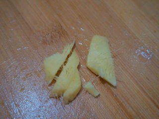 3、萝卜炖鸭肉,还有几片姜片