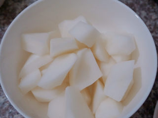 4、萝卜炖鸭肉,萝卜切成小块状