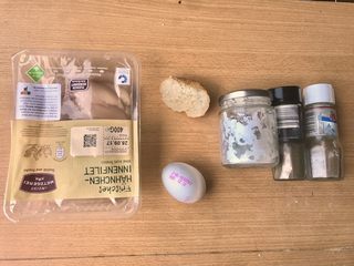 1、咖喱鸡球,准备好7样材料。咖喱忘拍了。