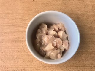 2、咖喱鸡球,鸡胸肉切成2cm的立方体大小的鸡丁。冷冻后更好切哦