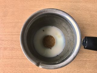 3、咖喱鸡球,将咖喱块和牛奶倒入调料锅中小火加热至咖喱块溶解。