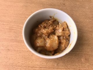 5、咖喱鸡球,将咖喱酱汁搅拌进鸡丁中。