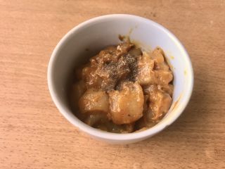 6、咖喱鸡球,加入1调料勺黑胡椒和1调料勺盐。搅拌均匀腌制30分钟以上。