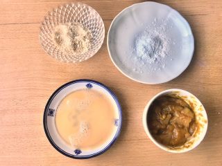 7、咖喱鸡球,准备好三样沾料和咖喱鸡球。面包用搅拌机搅好就可以了，鸡蛋也是打散就可以了。