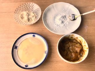 8、咖喱鸡球,第一步，用勺子舀起一个咖喱鸡球，裹好玉米淀粉。