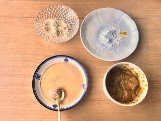 9、咖喱鸡球,第二步，咖喱鸡球裹好搅打好的蛋液。
