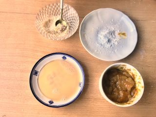 10、咖喱鸡球,第三步，鸡球裹好面包糠。