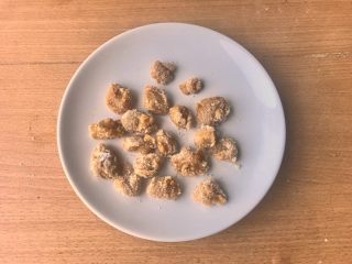 11、咖喱鸡球,如图，这样裹好后就可以开始准备油炸。