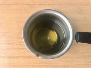 12、咖喱鸡球,调料锅中放入半锅的油，大火煮开至冒烟冒泡。将咖喱鸡球沿边缘慢慢放入油锅中炸至浮起然后金黄。