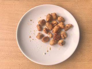 13、咖喱鸡球,炸好后放一旁让它们吐油变酥脆。