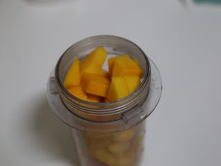 2、芒果雪糕,芒果切小块，放进料理杯内，倒入酸奶