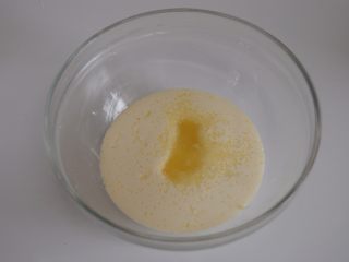 4、芒果雪糕,淡奶油加入细砂糖