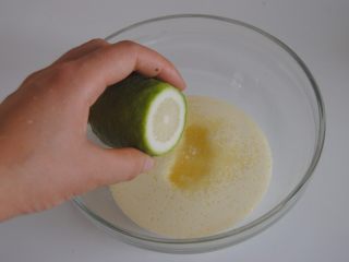 5、芒果雪糕,挤入少许柠檬汁打发