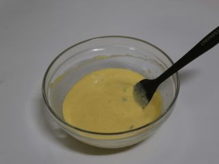 6、芒果雪糕,倒入芒果酱拌匀