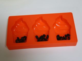 8、芒果雪糕,准备好模具，放入葡萄干