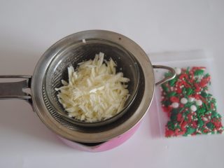 12、芒果雪糕, 白巧克力隔水融化，雪糕沾上白巧克力后，放入彩糖装饰即可