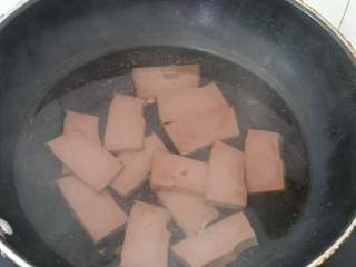 6、毛血旺,锅中水烧开，放入鸭血，焯水一分钟左右。