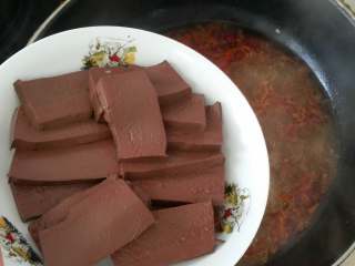 17、毛血旺,水开后煮五分钟左右，依次下鸭血。