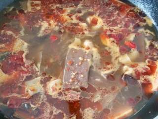 22、毛血旺,开锅煮一分钟即可。