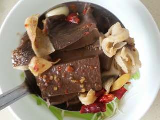 23、毛血旺,将所有的食材捞出，放在刚刚焯过水的芹菜和金针菇上。