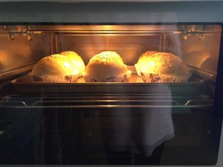 7、劲脆汉堡包,烤箱预热后，将面团放入烤箱中层180度烤18分钟