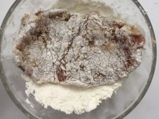 11、劲脆汉堡包,腌好的鸡腿，猪排先粘面粉