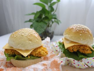 16、劲脆汉堡包,这样劲脆鸡腿堡，鸡脆猪排堡就做好了