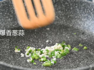 6、初春补气神器——白菜豆腐羊肉锅,热油锅爆香葱蒜