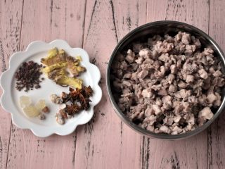 1、自贡冷吃兔,选择大小适中的兔子，2斤左右的兔子最佳。兔子下锅煮3分钟，去血腥，沥干水份备用。