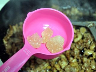 7、自贡冷吃兔,倒入冰糖翻炒。