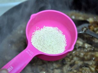 9、自贡冷吃兔,加入适量鸡精。