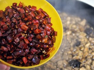 10、自贡冷吃兔, 加入一碗干辣椒段，特别爱辣的可以再增加一碗辣椒。