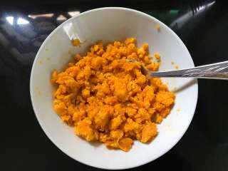 1、蛋黄肉松青团,咸蛋黄先蒸熟后捣成泥。