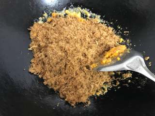 3、蛋黄肉松青团,放入肉松一起炒匀。盛出待用。