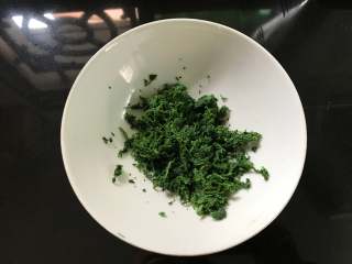 4、蛋黄肉松青团,南瓜叶清洗干净后控干水份。